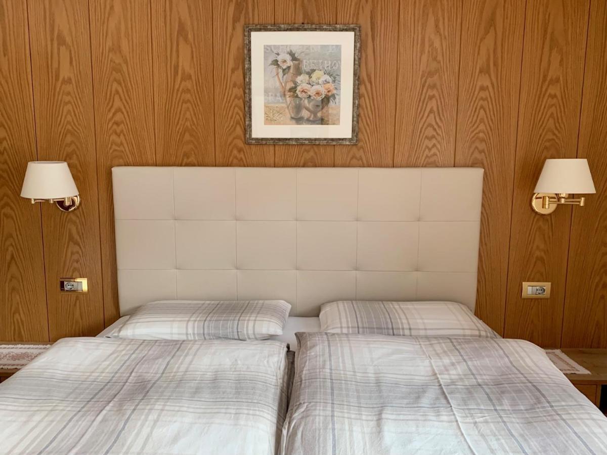 One-Bedroom Apartment,1298592160:JPEG